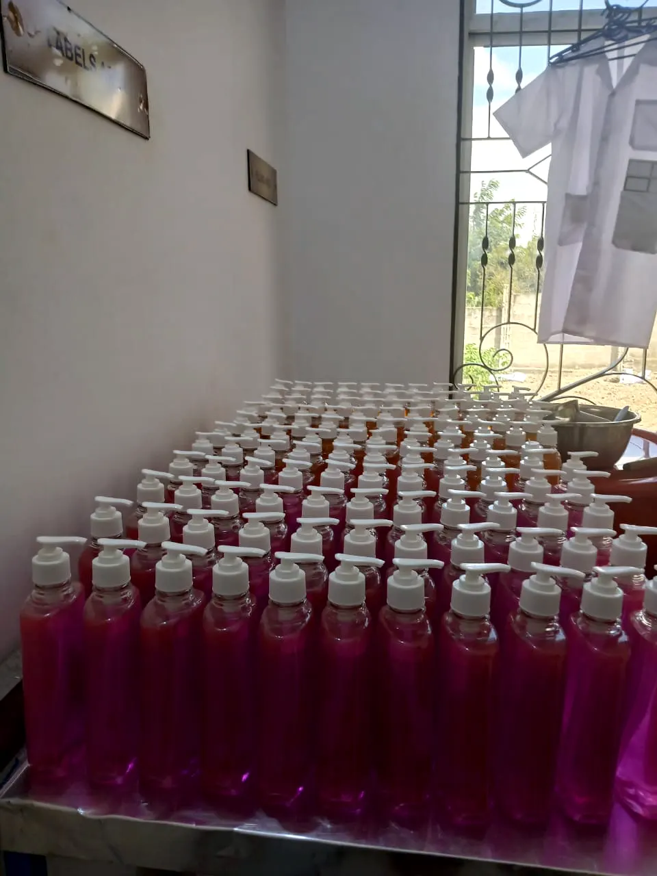 Chupa za Hand Wash zilizojazwa kwenye meza ya kiwanda, Kinyerezi
