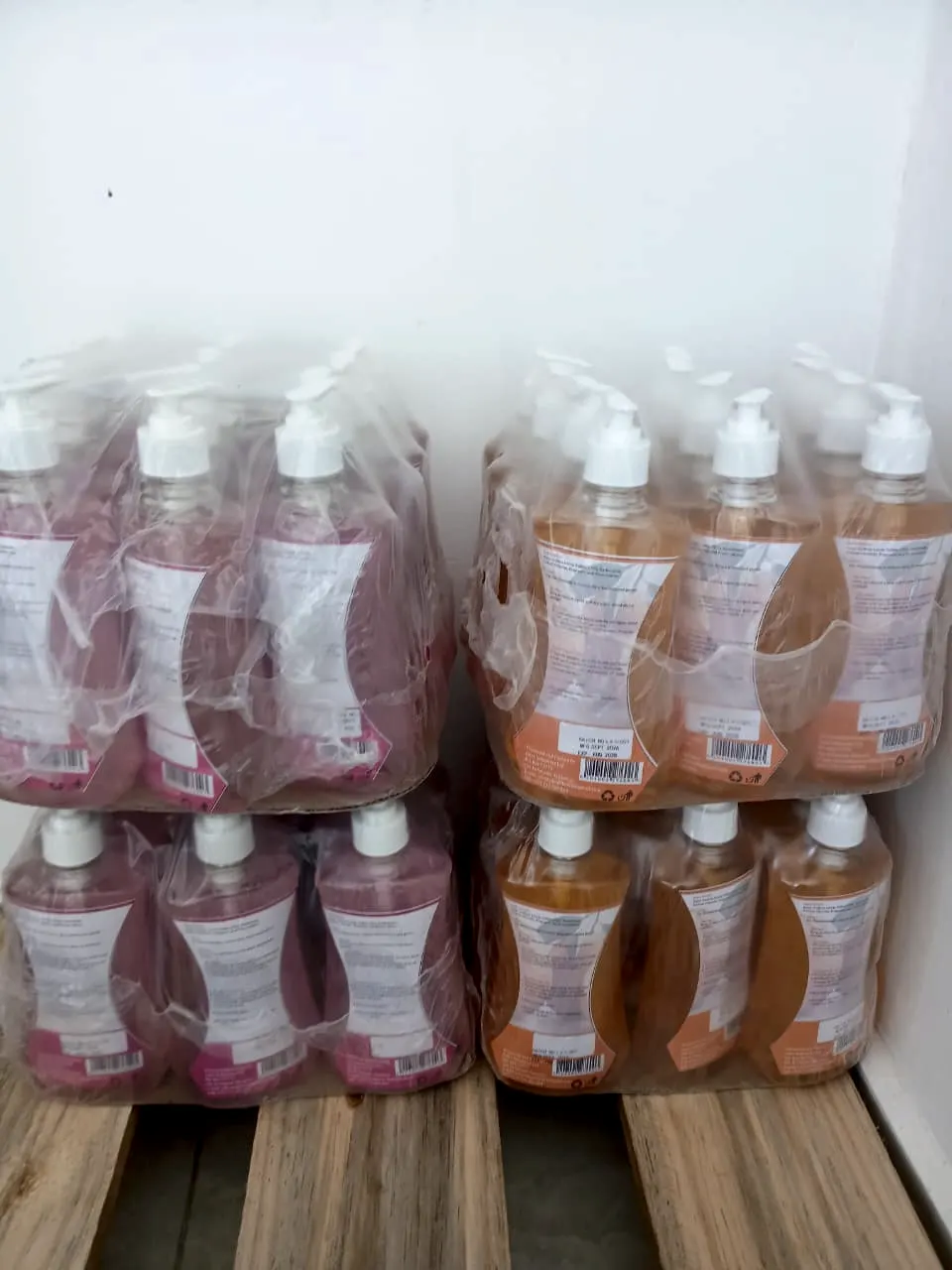 Katoni za Hand Wash juu ya paleti