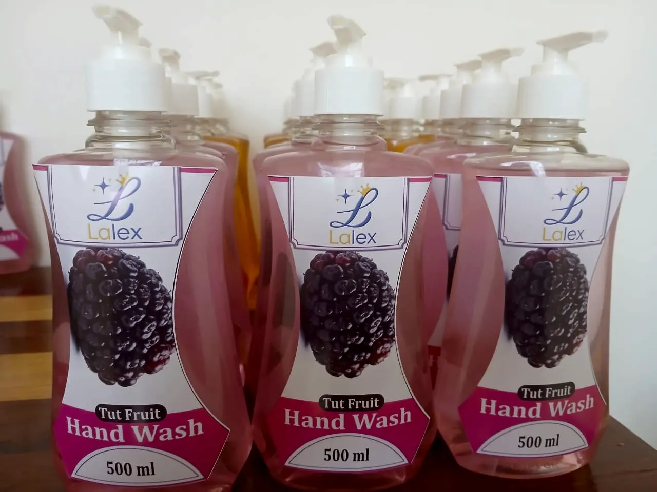 Hand Wash ya Tut Fruit ikiwa na lebo